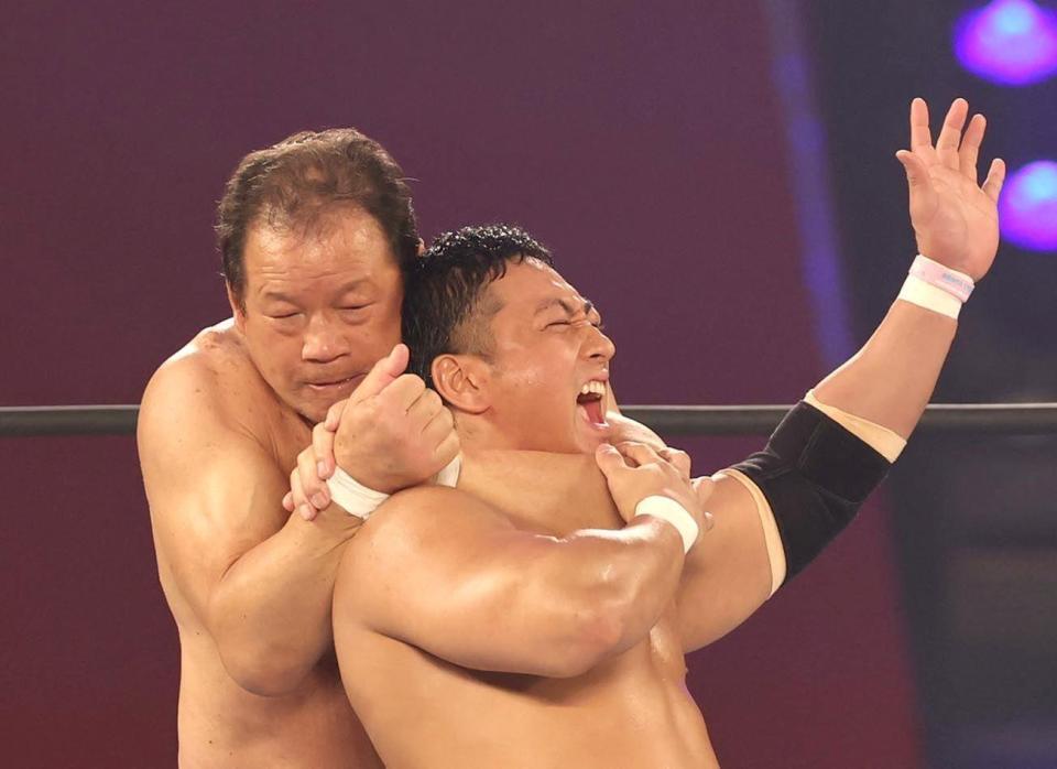 　第１試合で海野翔太を攻める藤波辰爾（左）＝撮影・北村雅宏