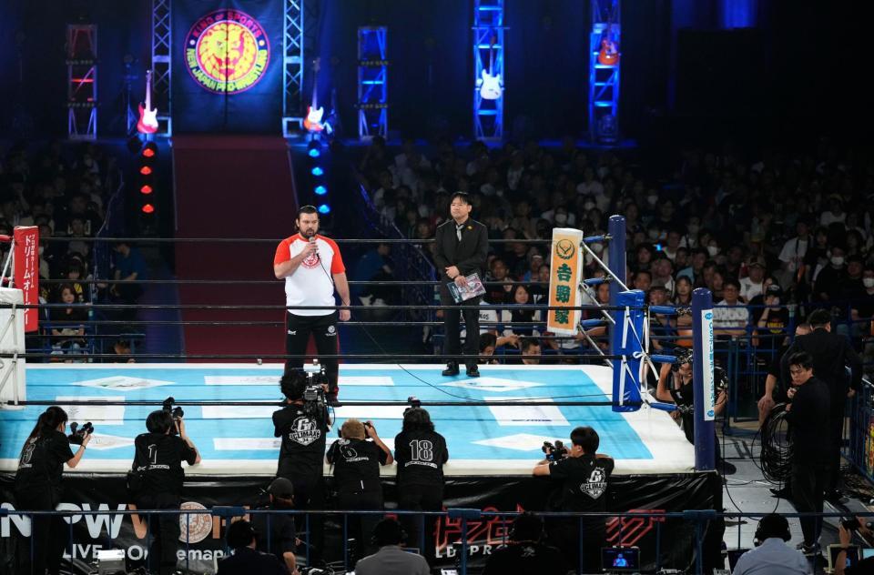 　あいさつするウルフ・アロン