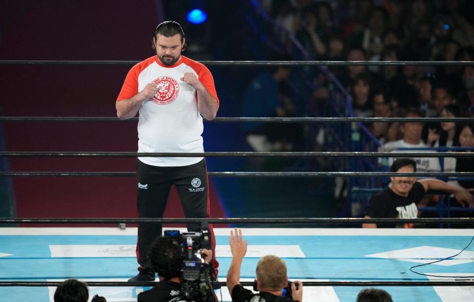 　リング上でポーズをとるウルフ・アロン