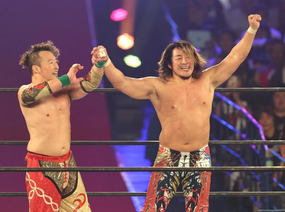 　第８試合に勝利し、喜ぶ丸藤正道（左）と棚橋弘至（撮影・北村雅宏）