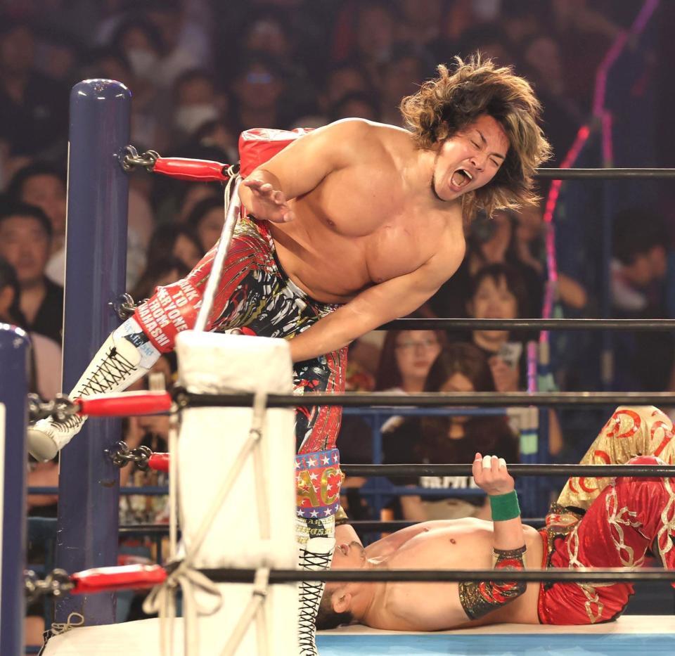 　第８試合で丸藤正道からタッチを受け、声を発しながらリング内に入る棚橋弘至（撮影・北村雅宏）