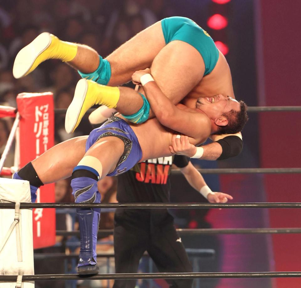 　第３試合でボルチン・オレッグを投げる永田裕志（下）＝撮影・北村雅宏