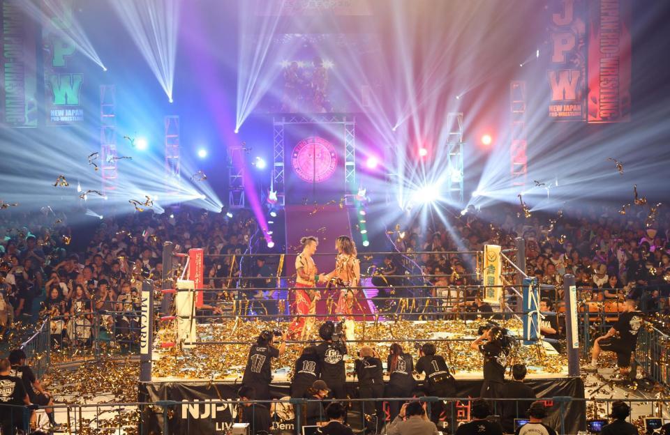 　第８試合に勝利し、握手を交わすリング上の丸藤正道（左）と棚橋弘至（撮影・北村雅宏）