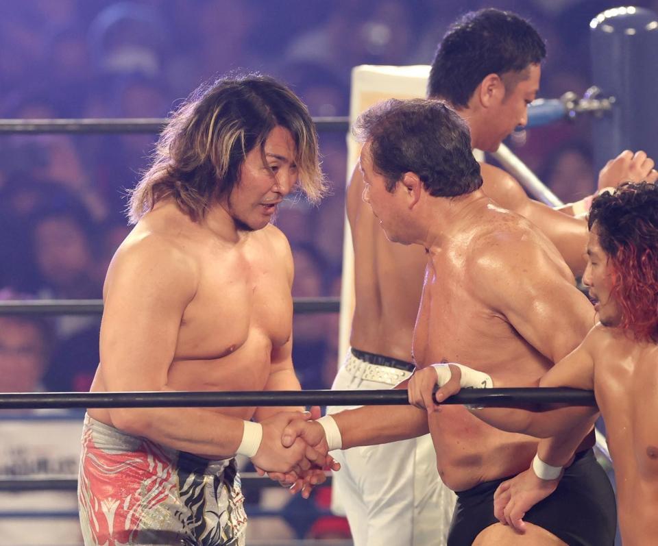 　第１試合を終え、藤波辰爾と握手する棚橋弘至（左）＝撮影・北村雅宏