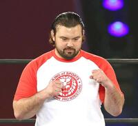 　ファイティングポーズをとるウルフ・アロン（撮影・北村雅宏）