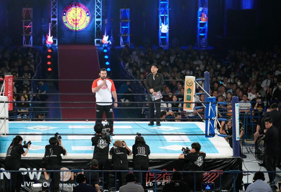 　新日本プロレスのリング上であいさつするウルフ・アロン