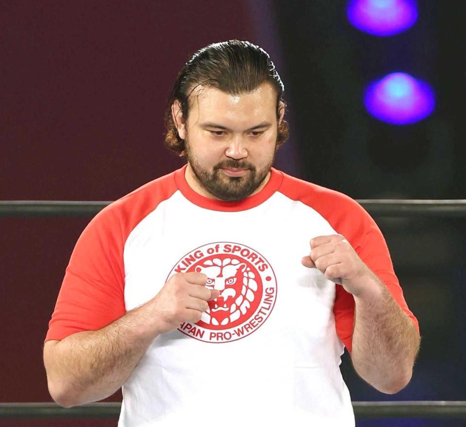 　ファイティングポーズをとるウルフ・アロン（撮影・北村雅宏）