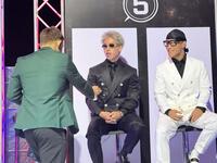 　他の選手に自ら持参した塩の小瓶を配る扇久保博正（左）と受け取りを拒否する神龍誠（中央）、笑う山本アーセン