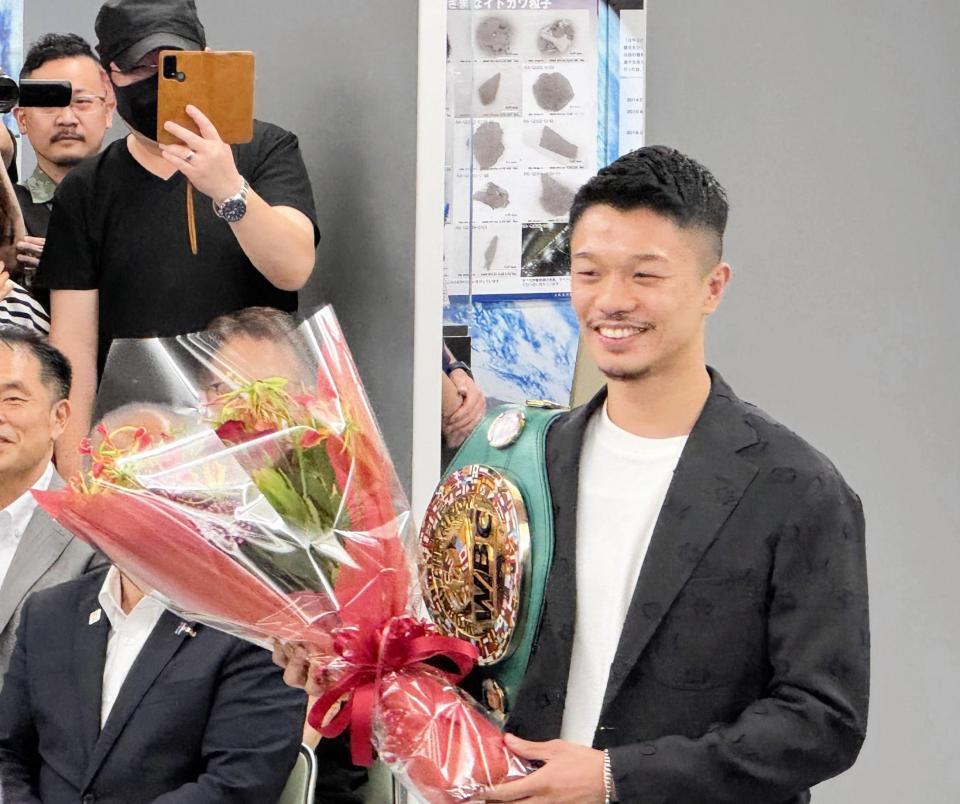 　相模原市役所での報告会で祝福を受ける中谷潤人