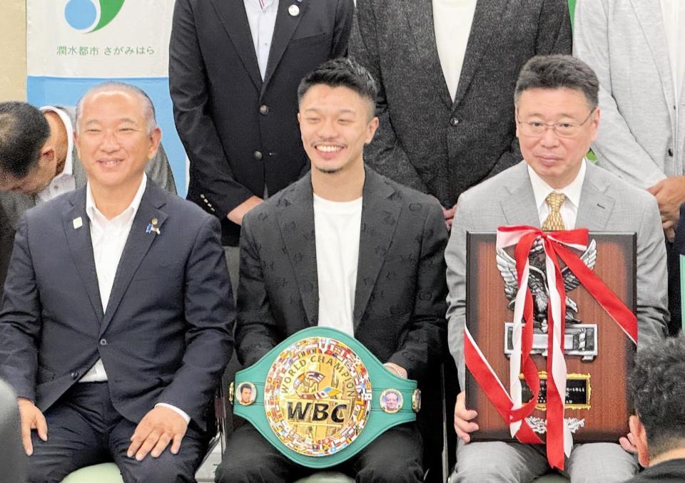 　相模原市役所での報告会で祝福を受ける中谷潤人（中央）。左は本村市長、右はＭ・Ｔジムの村野会長