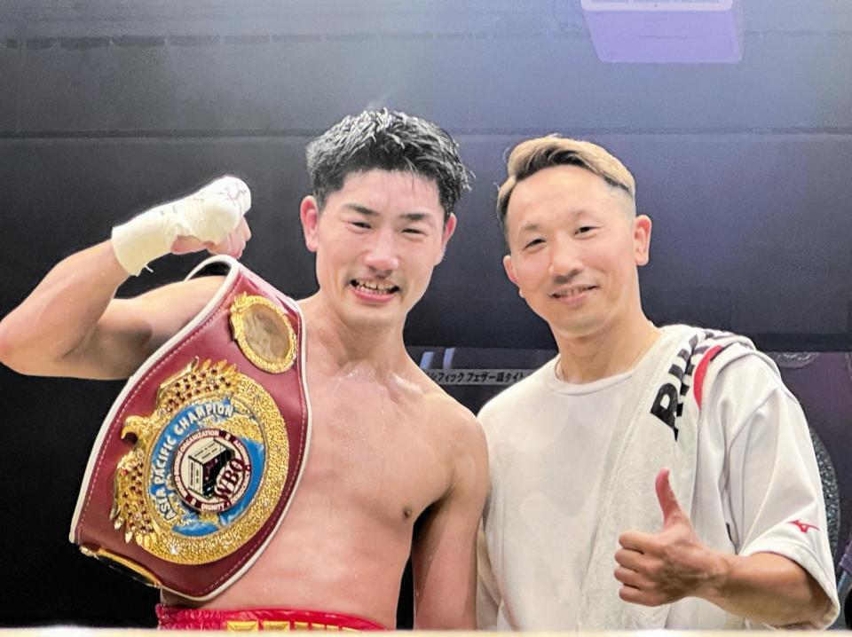 　会心の５回ＫＯ勝利で３度目の防衛に成功した藤田健児（左）と粟生隆寛トレーナー