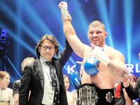 　Ｋ-１前プロデューサーのカルロス菊田氏（左）＝２０２４年１２月