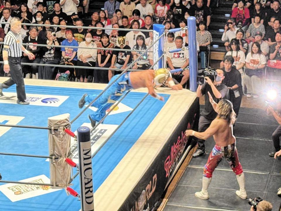 　棚橋弘至とシングルマッチで対戦し、場外へのトペを敢行するタイガーマスク