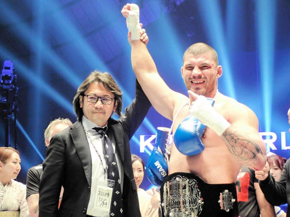 　Ｋ-１前プロデューサーのカルロス菊田氏（左）＝２０２４年１２月