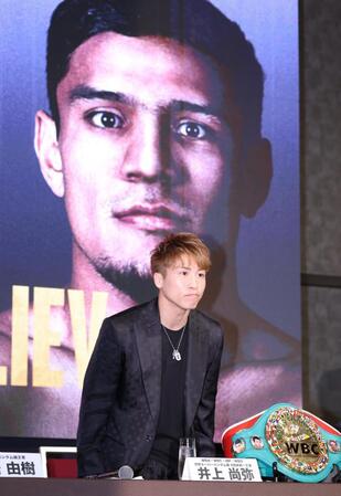 　ムロジョン・アフマダリエフとの世界戦を発表する井上尚弥（撮影・金田祐二）