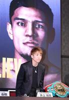 　ムロジョン・アフマダリエフとの世界戦を発表する井上尚弥（撮影・金田祐二）