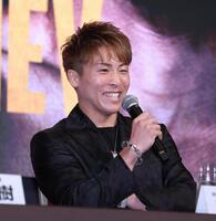 　笑顔で会見に臨む井上尚弥（撮影・金田祐二）