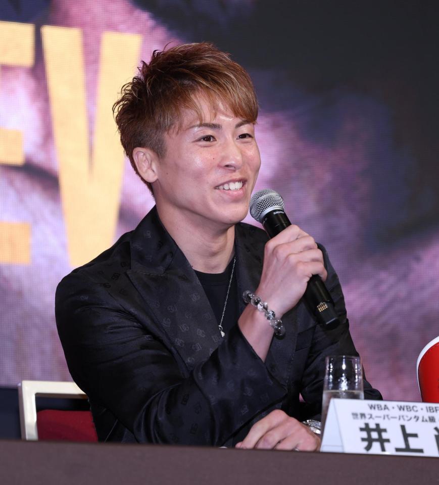 　笑顔で会見に臨む井上尚弥（撮影・金田祐二）
