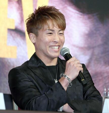 　会見中に笑顔を見せる井上尚弥（撮影・金田祐二）