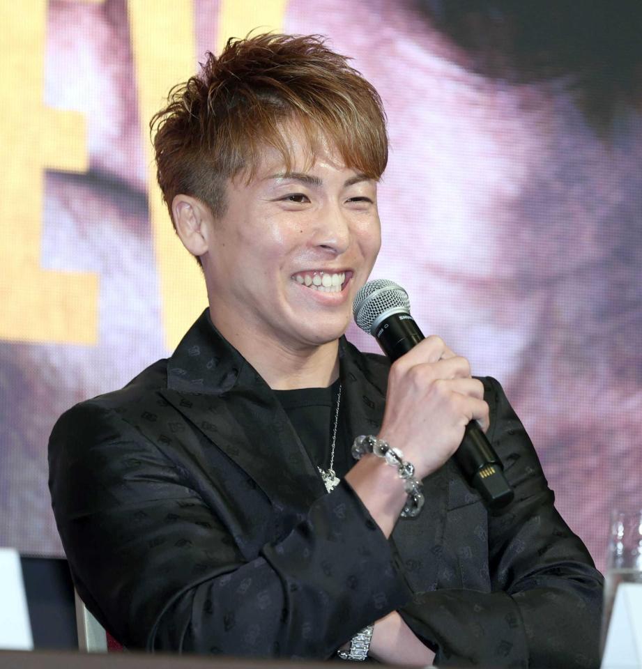 　会見中に笑顔を見せる井上尚弥（撮影・金田祐二）