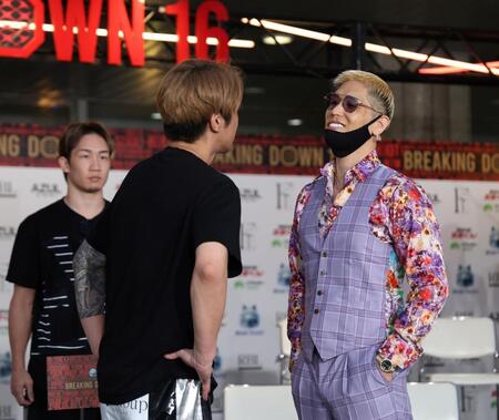 　しょーた（左）とにらみ合う傾奇者（撮影・中田匡峻）