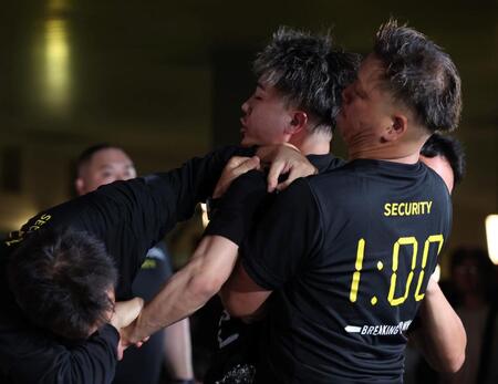 　止められるレオ（撮影・中田匡峻）