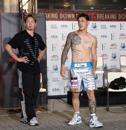 　大阪代表と茨城代表の喧嘩を見つめるリキ（右）と朝倉未来ＣＥＯ（撮影・中田匡峻）