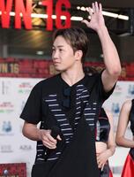 　観客に手を振る麻倉未来ＣＥＯ（撮影・中田匡峻）