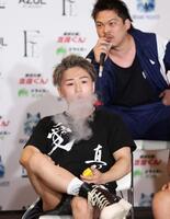 　てる（奥）が話す中、煙を上げるレオ（撮影・中田匡峻）