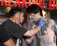 　ヒロ三河（左）と激しい口調で言い合う瓜田純士（撮影・中田匡峻）