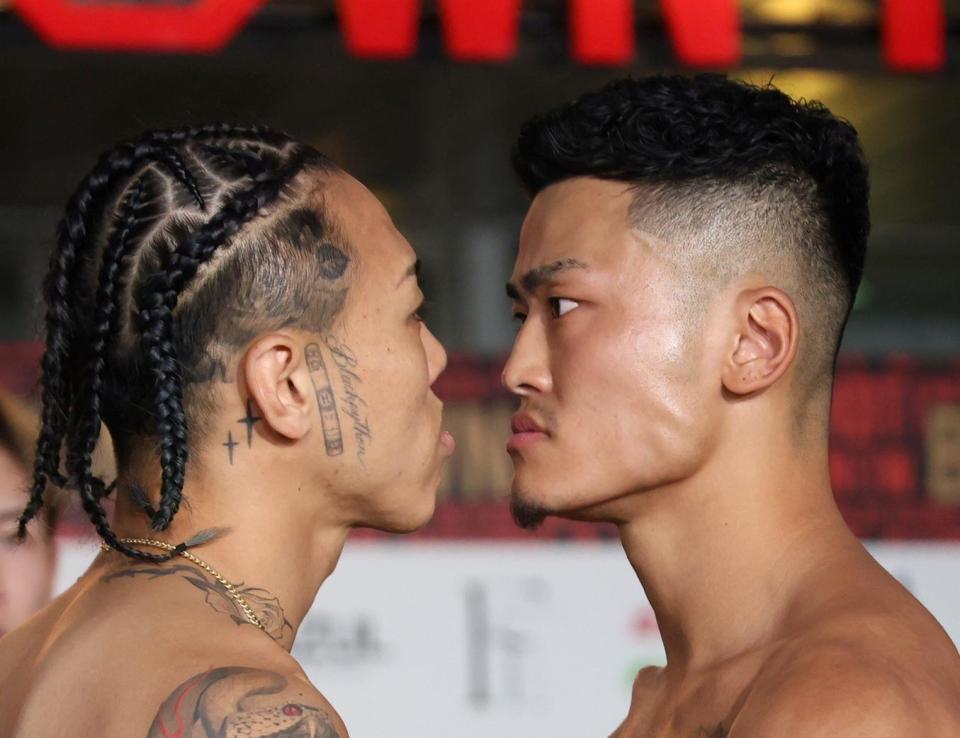 　計量オーバーしたものの、対戦相手のｓａｋｋｋｉ（左）とにらみ合う竜（撮影・中田匡峻）