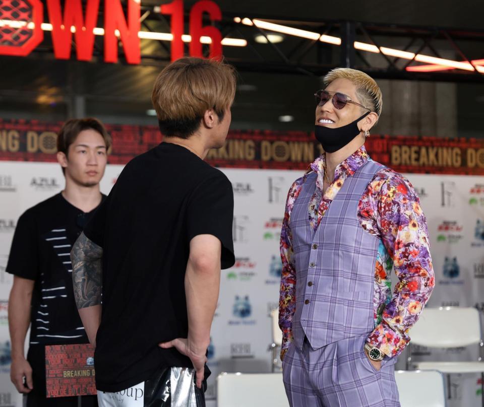 　しょーた（左）とにらみ合う傾奇者（撮影・中田匡峻）