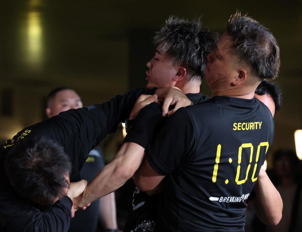 　止められるレオ（撮影・中田匡峻）