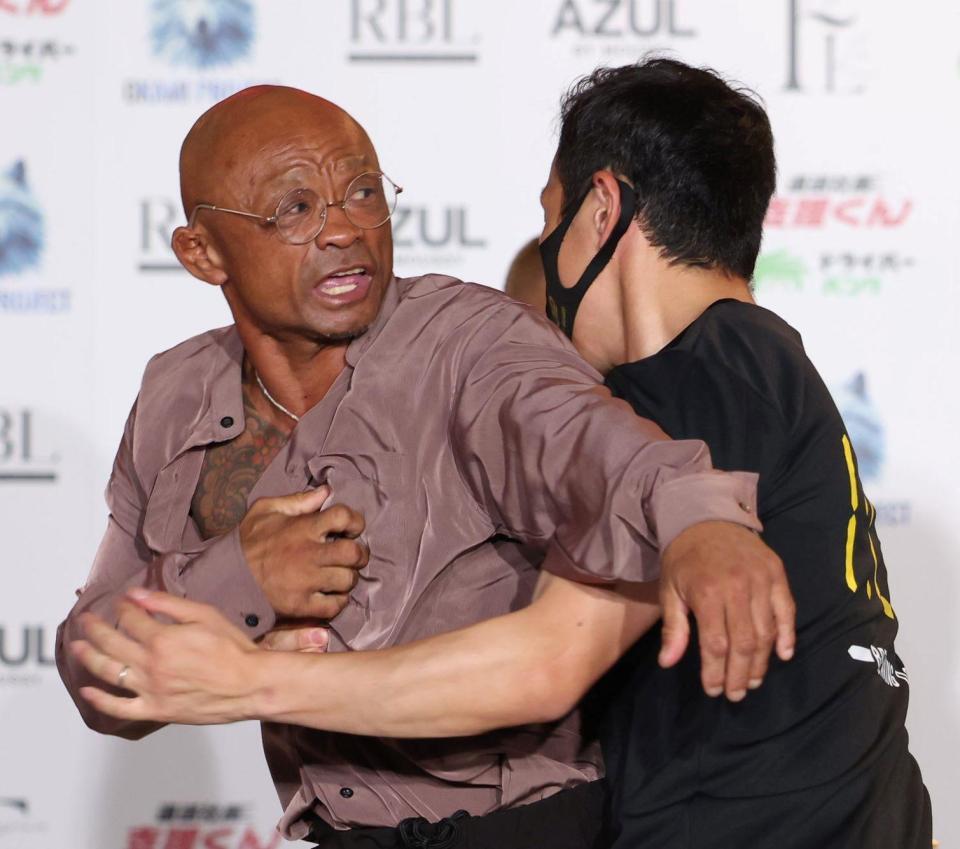 　止められる内藤裕（左）＝撮影・中田匡峻