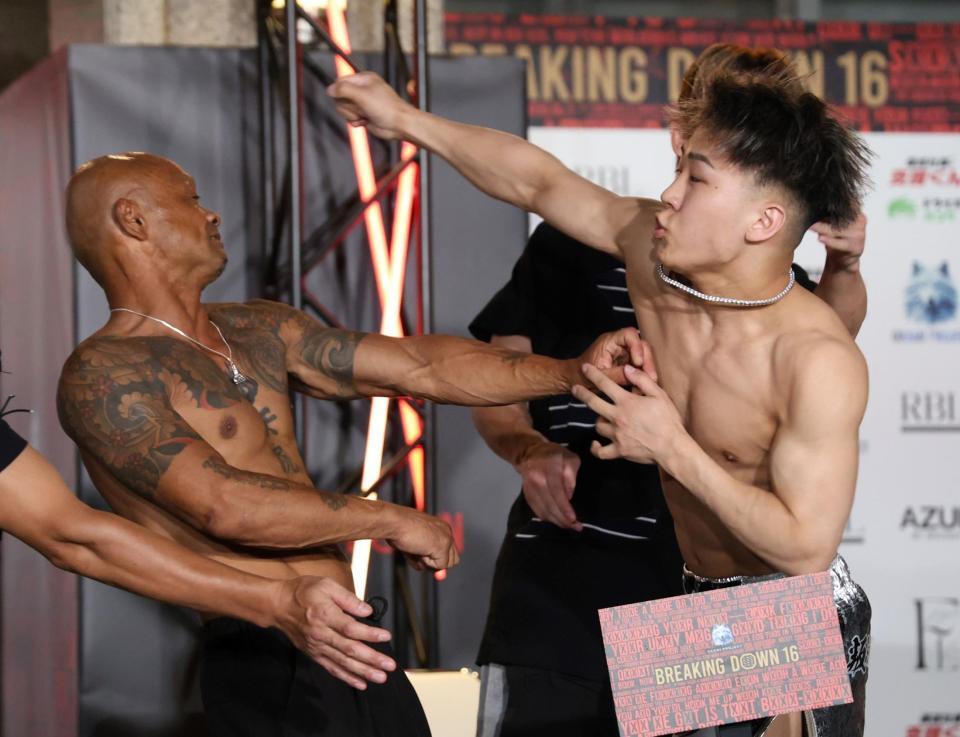 　内藤裕（左）に殴りかかるレオ（撮影・中田匡峻）