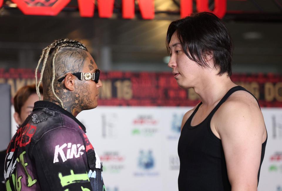 　ＳＡＴＯＲＵ（左）と向き合う溝口勇児ＣＯＯ（撮影・中田匡峻）