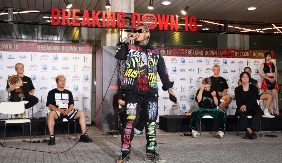 　ブレイキングダウン１６で溝口勇児ＣＯＯ（前列右端）と対戦が決まったＳＡＴＯＲＵ（撮影・中田匡峻）