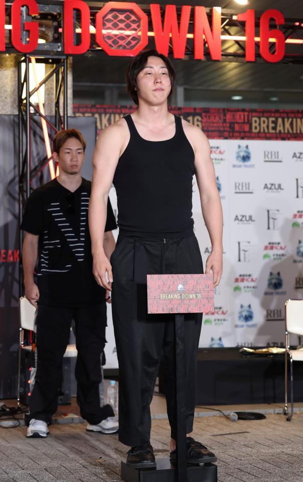 　計量を行う溝口勇児ＣＯＯ。奥は朝倉未来ＣＥＯ（撮影・中田匡峻）