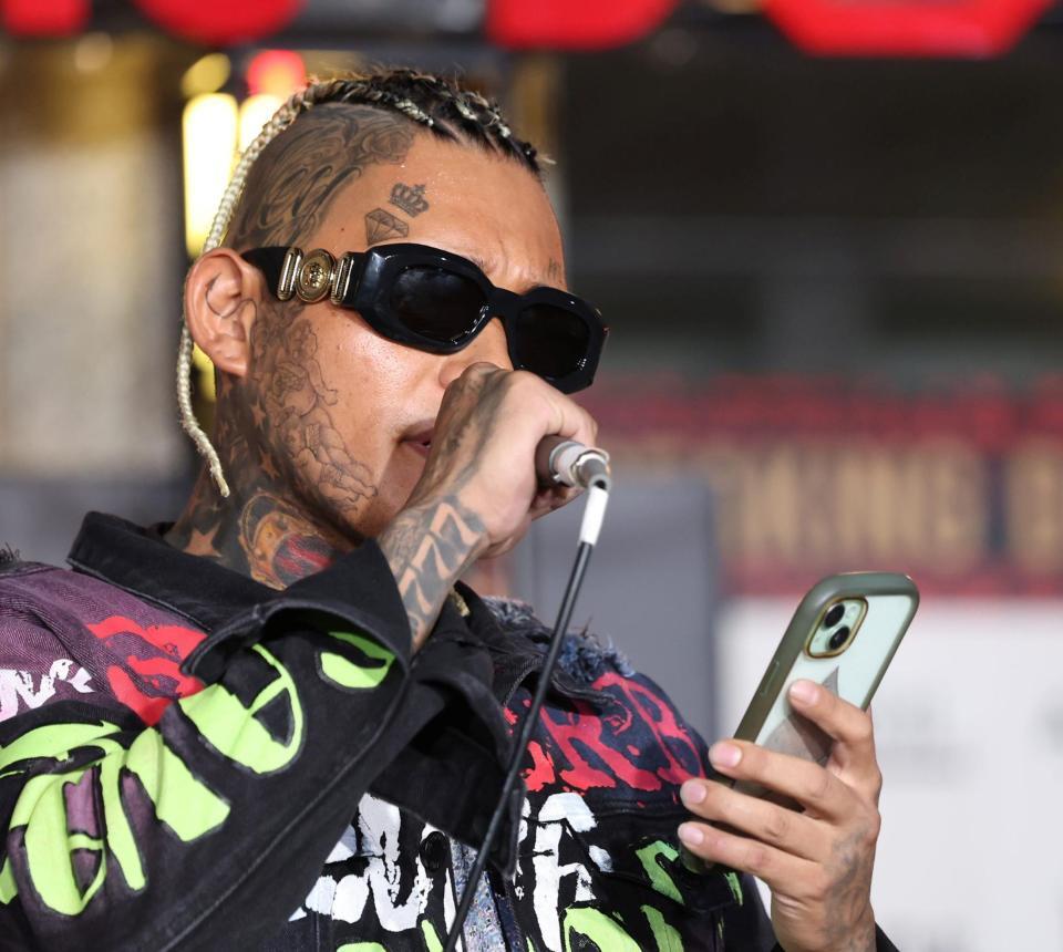 　今大会でブレイキングダウンから引退する意向を話すＳＡＴＯＲＵ（撮影・中田匡峻）