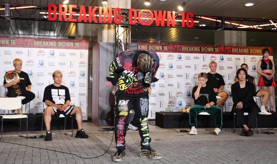 　対戦相手となった溝口勇児ＣＯＯ（前列右端）らの前で感謝の言葉を述べたＳＡＴＯＲＵは頭を下げる（撮影・中田匡峻）