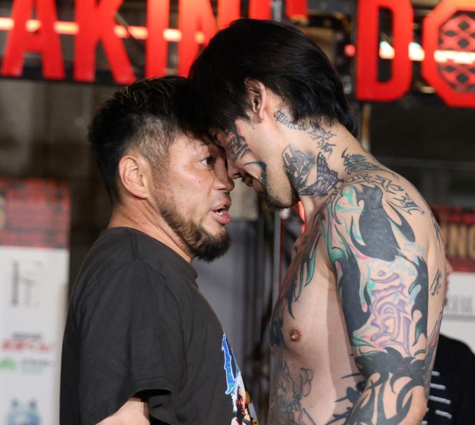 　ヒロ三河（左）とにらみ合う瓜田純士（撮影・中田匡峻）