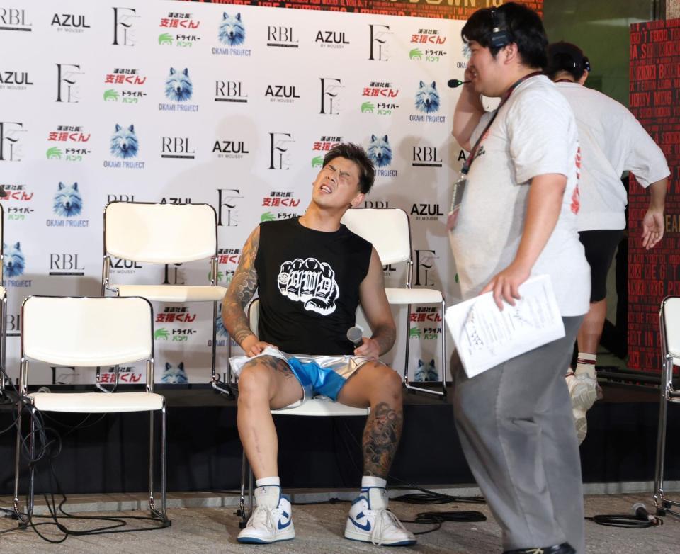 　大阪代表の会見が中止となりがっくりするリキ（撮影・中田匡峻）