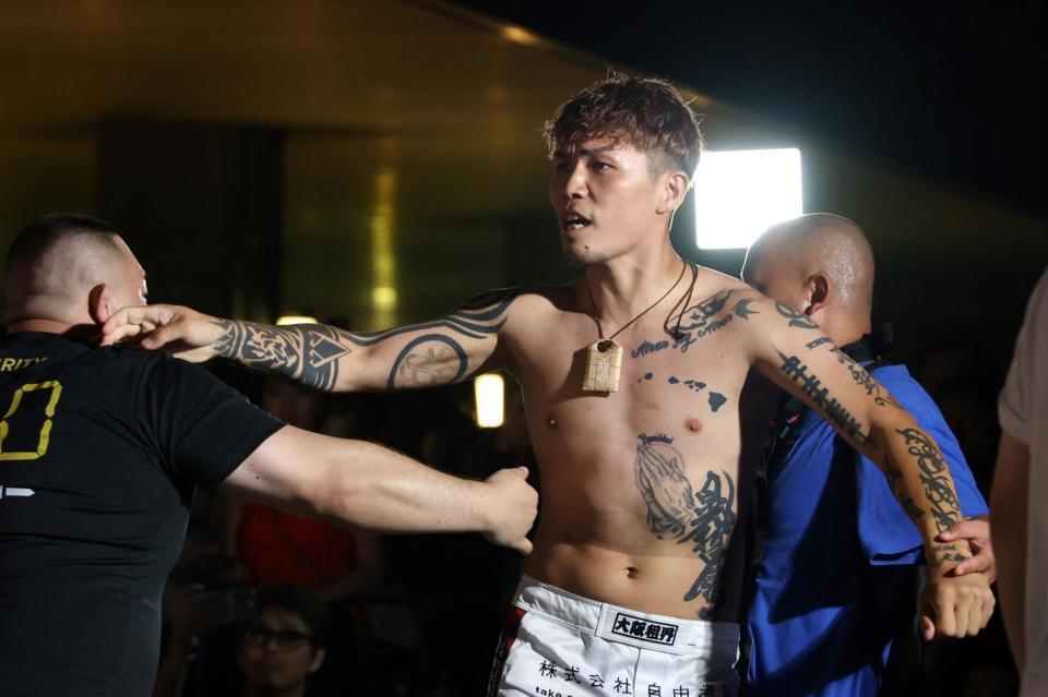 　怒り狂うシモミュラン（撮影・中田匡峻）