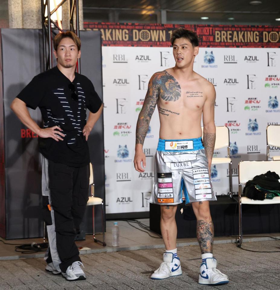 　大阪代表と茨城代表の喧嘩を見つめるリキ（右）と朝倉未来ＣＥＯ（撮影・中田匡峻）