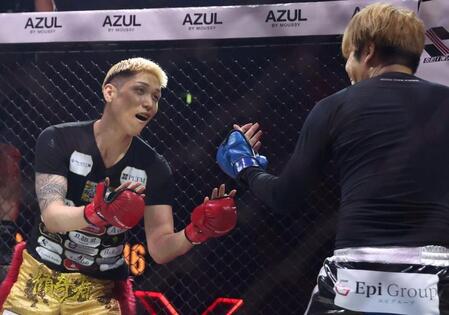 　しょーた（右）と挑発し合う傾奇者（撮影・中田匡峻）