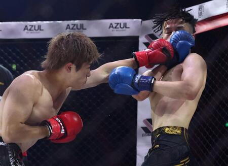 　西島恭平（左）の左ストレートをガードするドラゴン（撮影・中田匡峻）