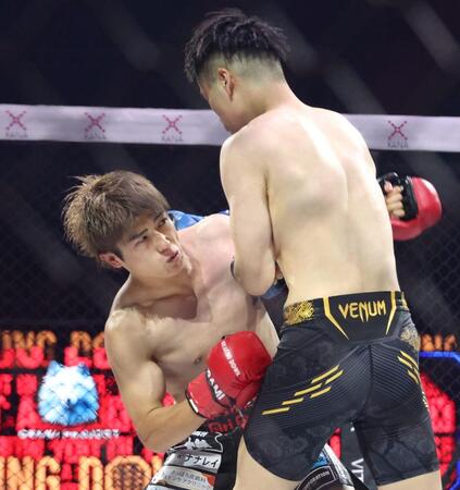 　ドラゴン（右）を攻める西島恭平（撮影・中田匡峻）