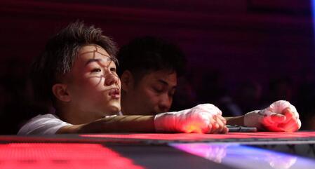 　ドラゴンのセコンドに入るレオ（撮影・中田匡峻）