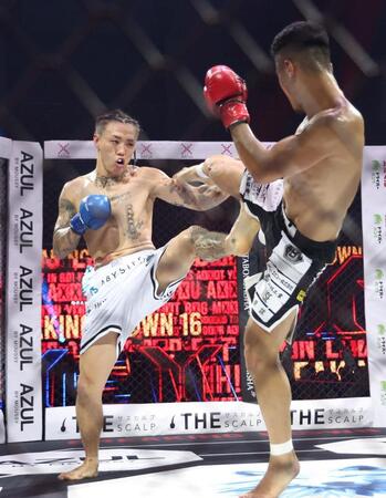 　竜（右）に蹴りを見舞うｓａｋｋｋｉ（撮影・中田匡峻）