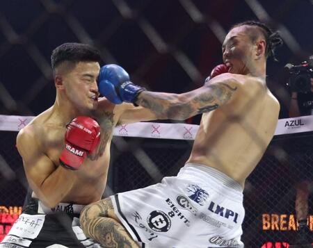 　打ち合う竜（左）とｓａｋｋｋｉ（撮影・中田匡峻）